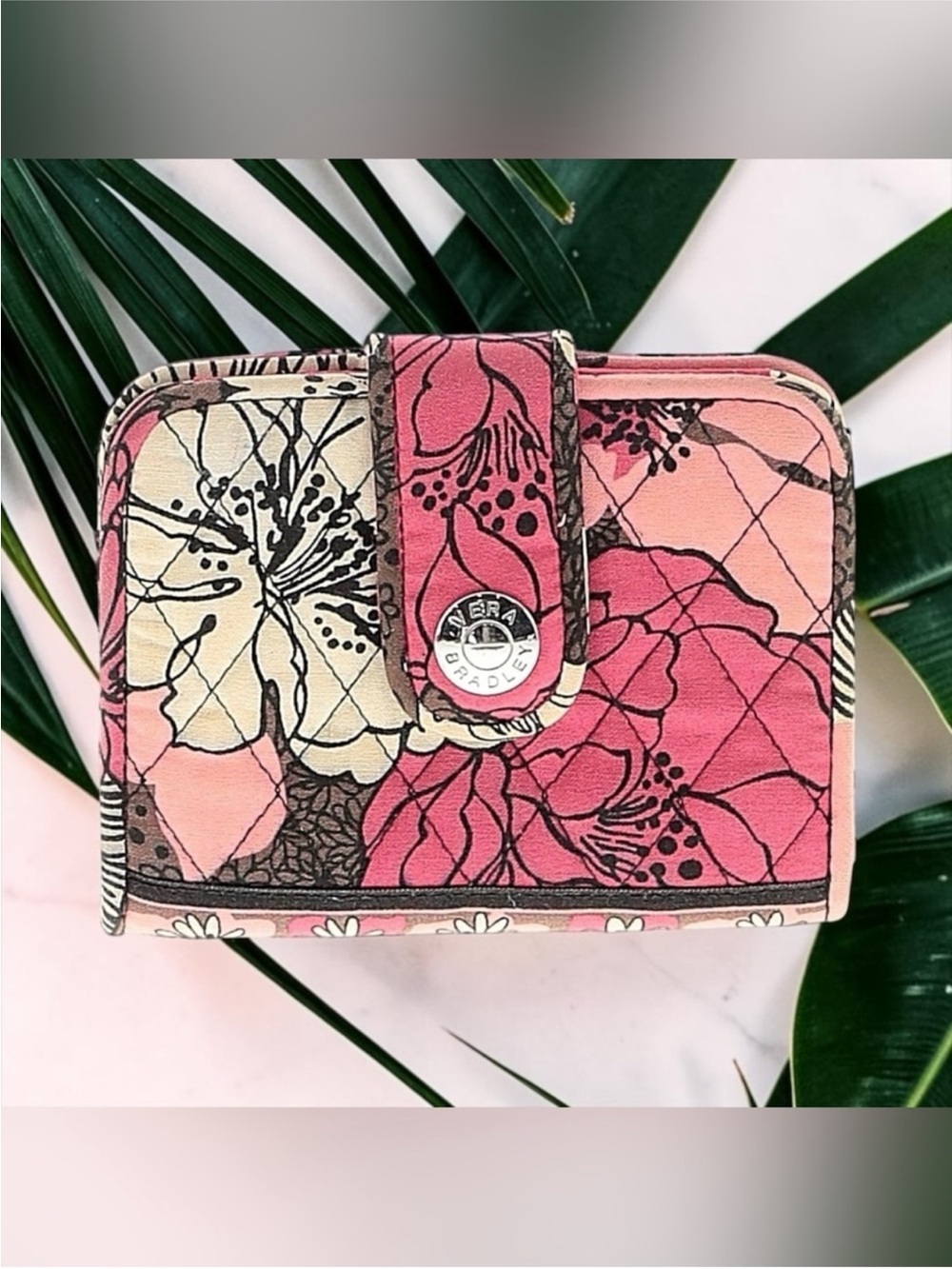 VERA BRADLEY Snappy
Wallet in Retired Pattern Mocha
Rouge/EUC
